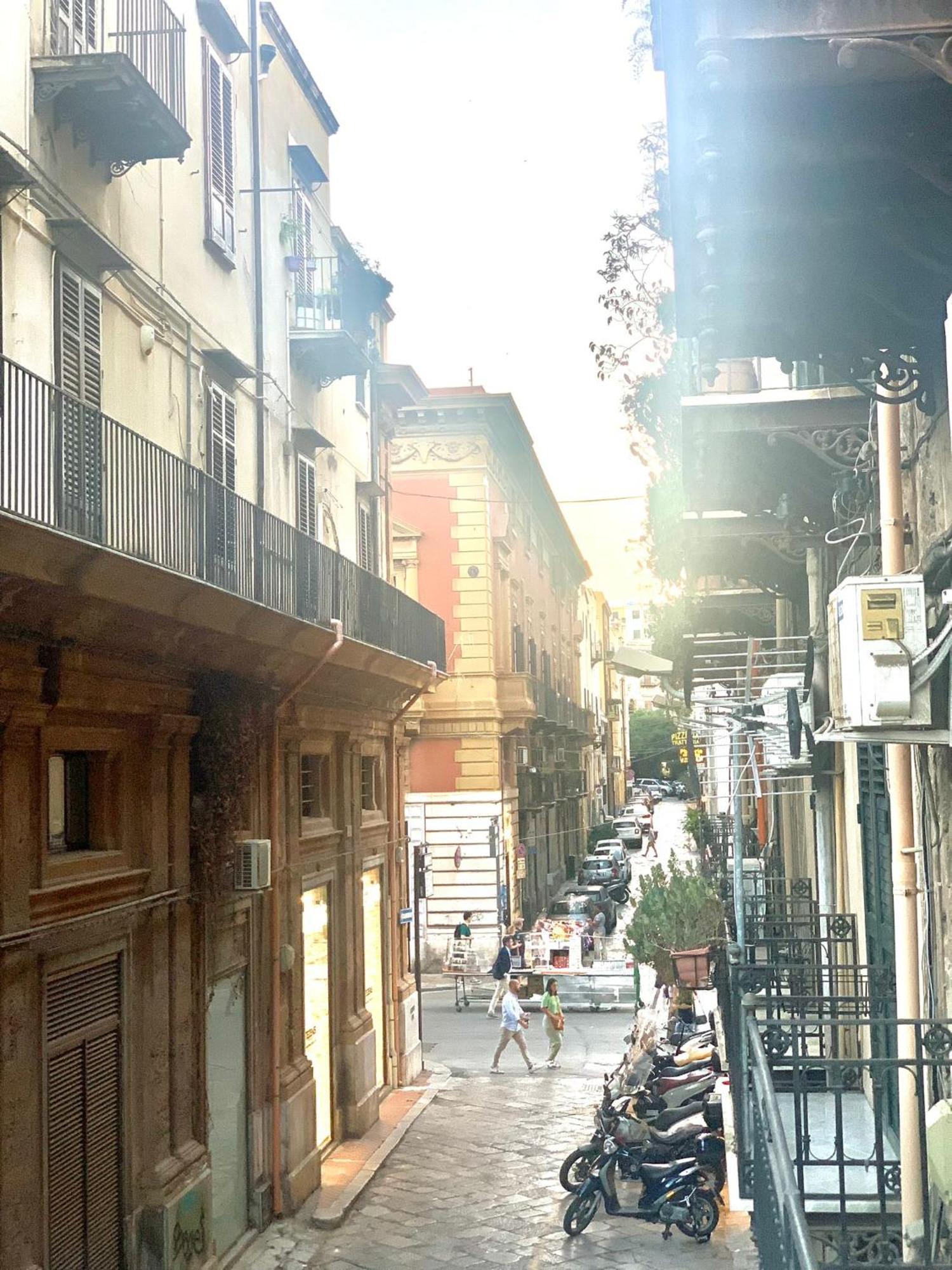 A Un Passo Dal Massimo 1 Apartment Palermo Bagian luar foto